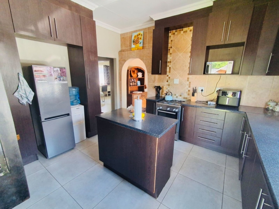 To Let 2 Bedroom Property for Rent in Meerhof North West